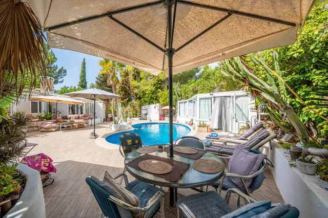 Casa con piscina y gran privacidad en parcela de 1.000 m2 — 3