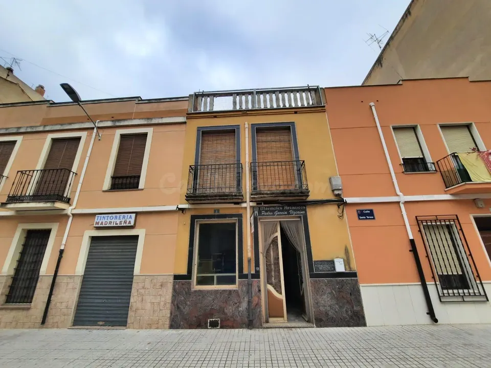 CASA PARA REFORMAR FRENTE AL PARQUE