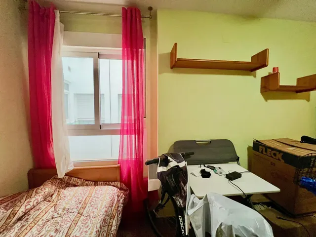 Apartamento céntrico y espacioso (89 m2 - 2.ª planta) con 4 dormitorios, balcón orientado al sur y a tan solo 550 m de la playa. — 33