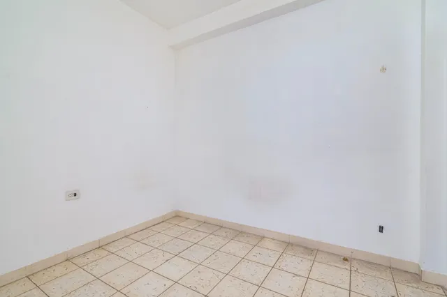 Oportunidad Única: Amplio Piso para Reformar en Camino de Ronda ✨ — 25