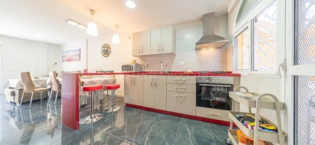 Exclusivo dúplex con sótano-garaje, piscina y a un paso de l - foto 4