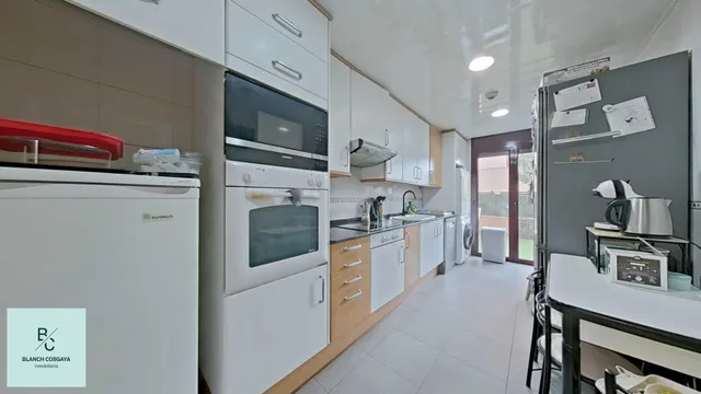 Seminuevo con terraza, piscina, parking y trastero — 9
