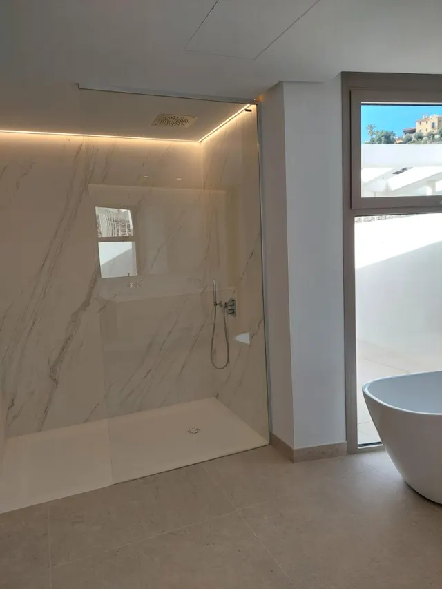 Espectacular Ático de Lujo con solarium, piscina privada y vistas al mar. 4 dormitorios y 4 baños. Benahavis — 16