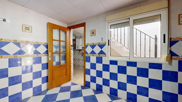 En el Raval, cullera una casa reformada y para entrar a vivir. — 9
