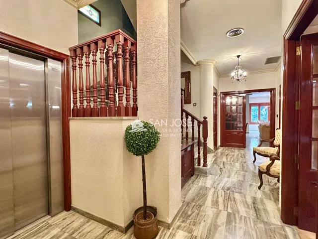 SE VENDE CASA CON PISCINA EN GLORIETA DE NOVELDA. — 23