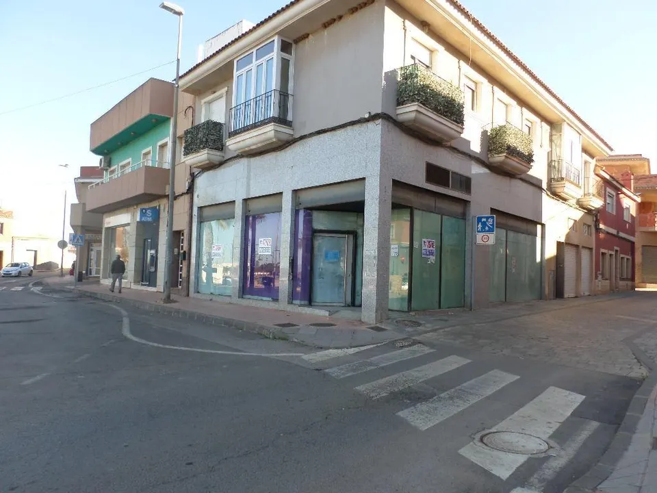 Espectacular Local Comercial de 206 m2 en la rotonda del centro del Algar