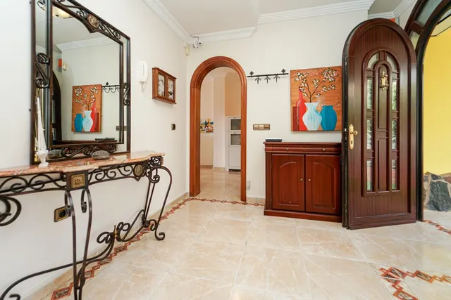 Elegante villa de 4 dormitorios en Arguineguín | Vistas panorámicas al mar, gran parcela y un potencial excepcional! — 14