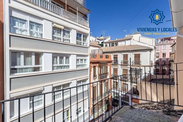 Edificio junto a Plaza Bib-rambla. — 25