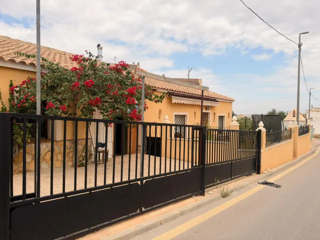 Acogedora casa de planta baja con jardín mediterráneo, patio soleado y gran garaje privado en Las Palas — 15