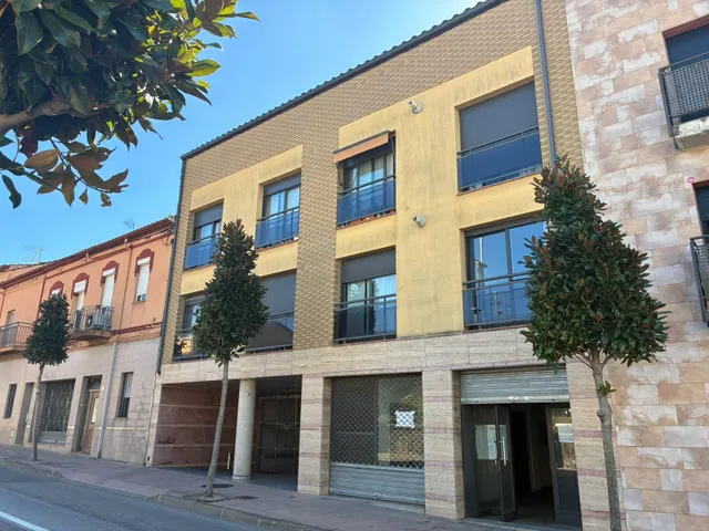 LOCAL COMERCIAL A PIE DE CALLE — 32