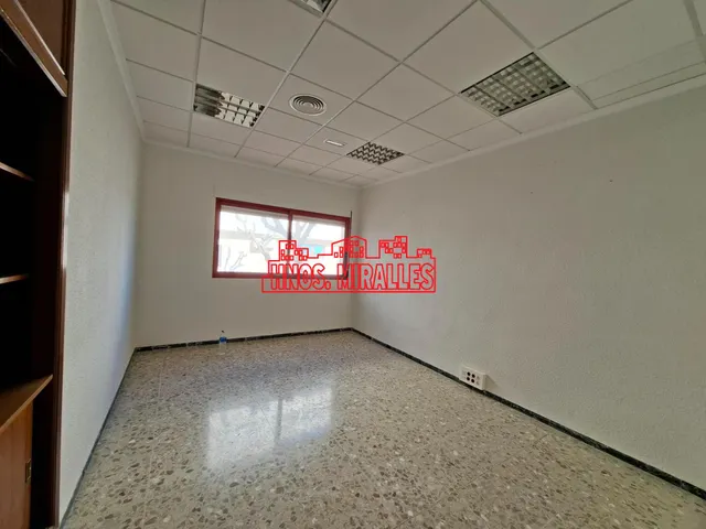 ¡¡ GRAN EDIFICIO EN ALQUILER CON 14 DESPACHOS, A 5 MINUTOS DEL AEROPUERTO !! — 23