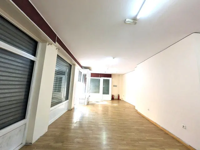 ALQUILER  local  en chaflán con Agustina de Aragon 55  y Calle Cerezo 11 — 7