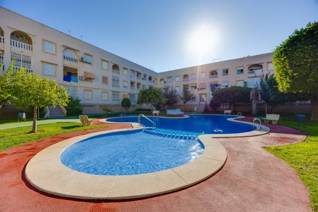 Ático con terraza, garaje y piscina a 250 metros del mar — 33