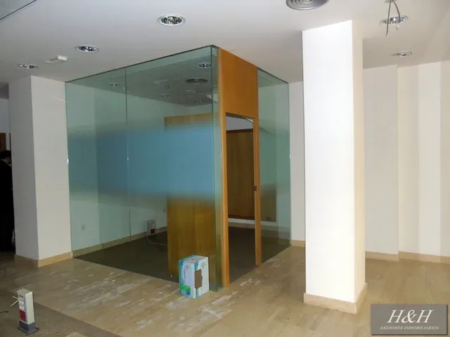 Se alquila oficina/local en Zona Ayuntamiento. / HH Asesores, Inmobiliaria en Burjassot/. — 7