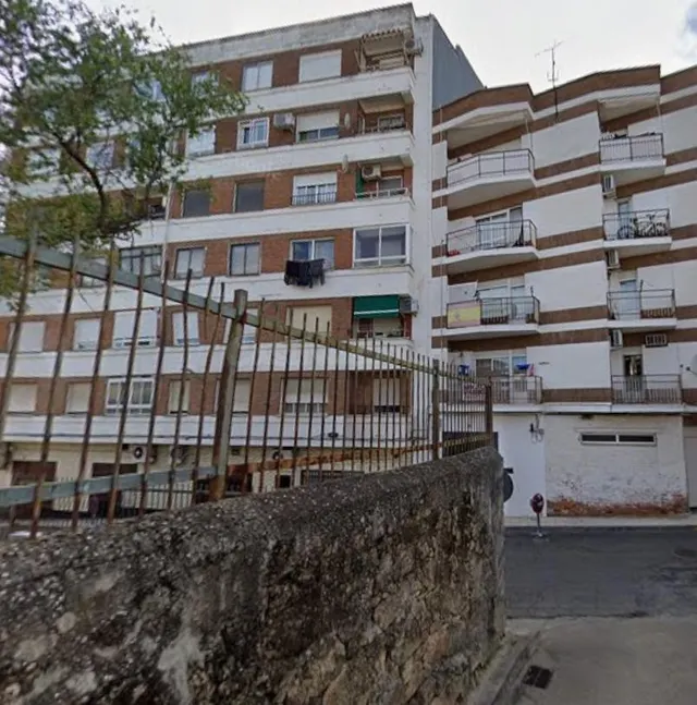 Se vende piso OKUPADO en Calle Azahar 1 de Navalmoral de la  - foto 2