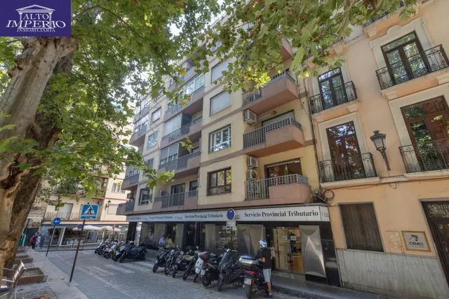 Piso en esquina con terraza y vistas a Plaza Mariana Pineda, Granada — 49