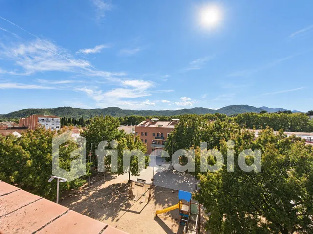 Dúplex con dos terrazas y aparcamiento en el centro de Santa Coloma de Farners — 35