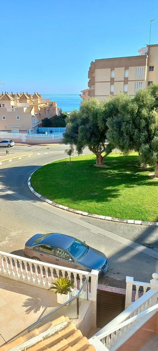 Bungalow con amplia terraza a pocos pasos de la playa y orientación Sur. — 2