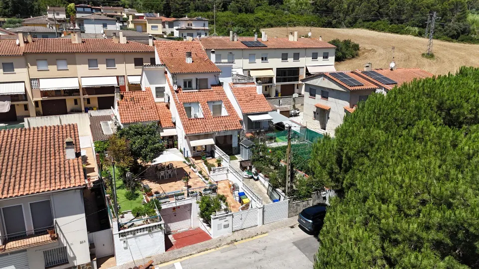 Casa de 5 habitaciones con garaje para 2 coches, terraza y aire acondicionado – lista para entrar a vivir