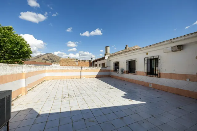 ¡OPORTUNIDAD ÚNICA! Edificio Multifuncional de 900 m2 en Plena Vega Granadina, en primera línea de carretera. — 43
