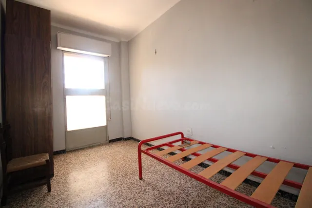 Oportunidad en San Antón: piso de 2 dormitorios para reforma - foto 3