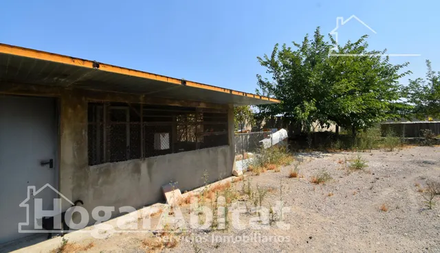 GRAN PARCELA CON VIVIENDA Y AMPLIA TERRAZA — 40