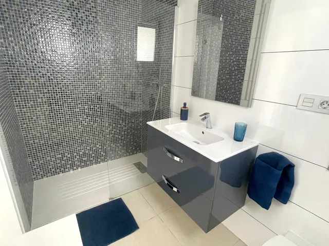 Excepcional Villa en Pilar de la Horadada: Lujosa Villa de una Planta con Licencia Turística — 47