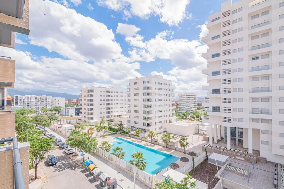 OPORTUNIDAD EN VENTA DE PISO VPO DE 3 DORMITORIOS EN BARRIO ALBAYDA CON PLAZA DE GARAGE Y TRASTERO