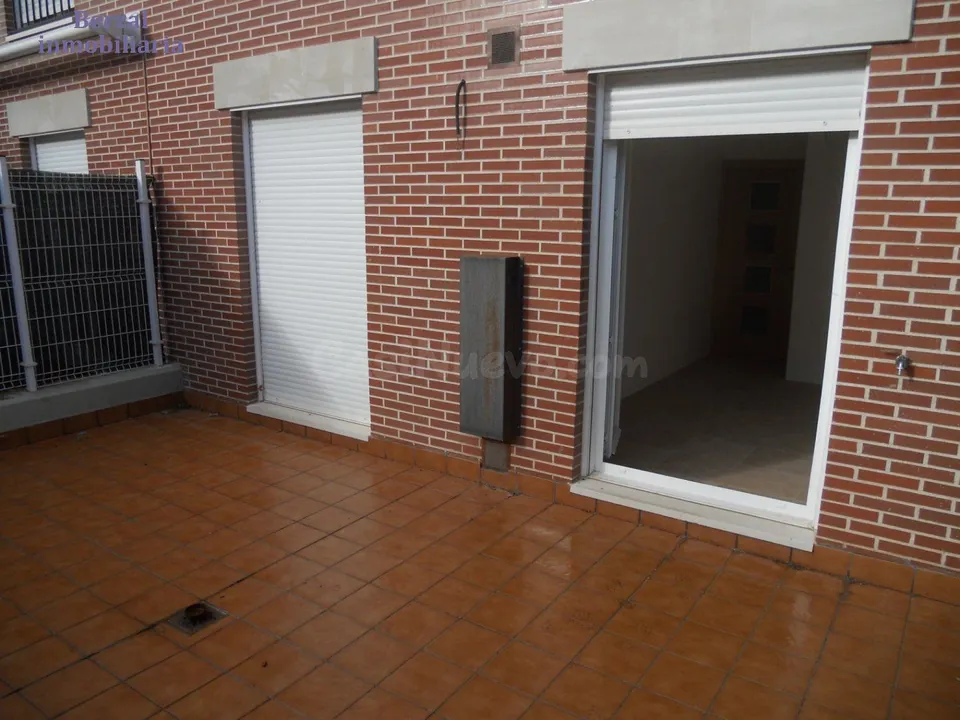 Chalet en venta en Navarrete. Muy amplio. A estrenar.