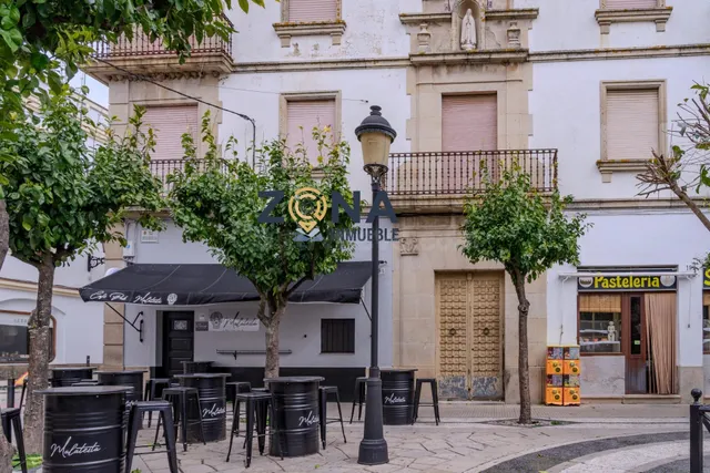 UN EDIFICIO NO PARA CUALQUIERA EN VALENCIA DE ALCÁNTARA - CÁ - foto 2
