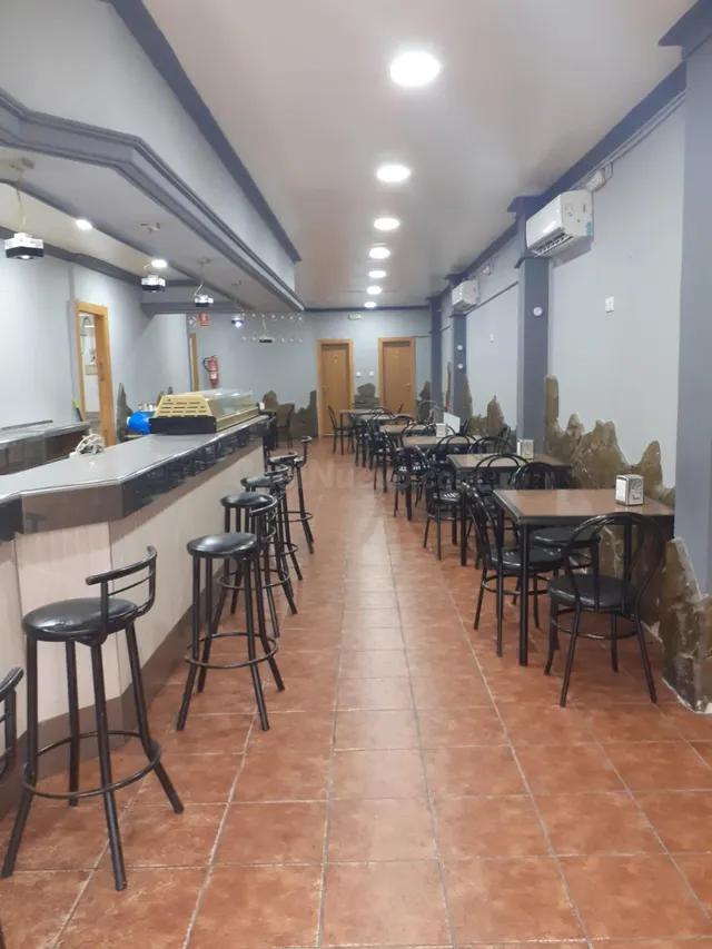SE VENDE LOCAL EN TOSCAR (antigua cafetería)
