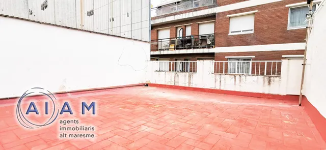 Edifidio con local y vivienda dúplex en carrer Església — 29