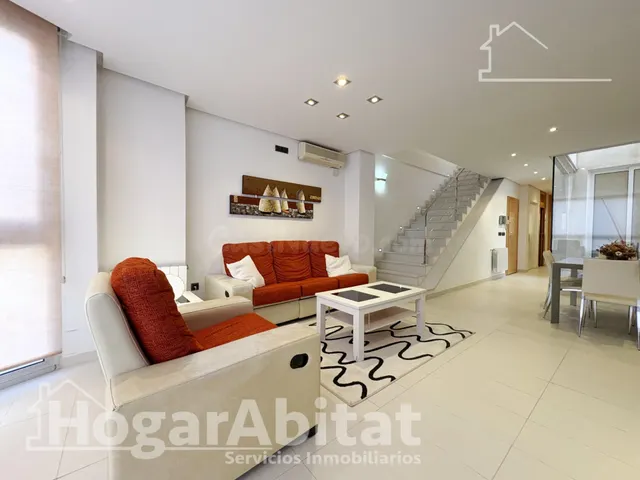 ¡CERCA DE LA PLAYA! PRECIOSA CASA CON GARAJE, ASCENSOR, DOS 