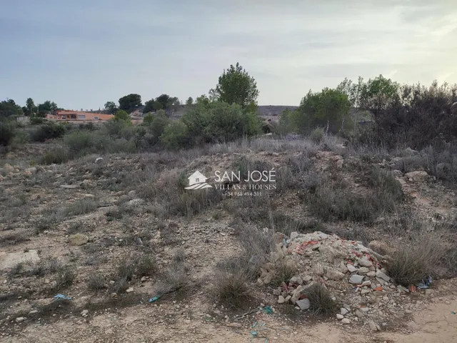 SE VENDE TERRENO EN ASPE. ZONA BIEN COMUNICADA — 4