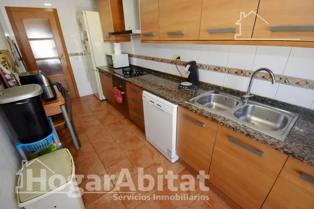 Gran amplitud, excelente luminosidad y precio atractivo en este piso con garaje — 7