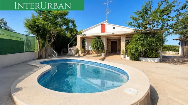 INTERURBAN S.L. vende Chalet independiente con piscina y gra