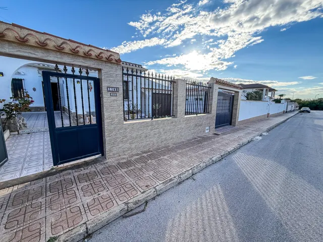 Amplio chalet pareado en El Chaparral — 4 dormitorios, 4 baños, piscina privada y gran parcela — 38