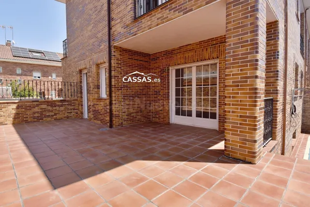 FRESNOS- CHALET Pareado , 5 habitaciones, 4 baños, piscina,  - foto 2