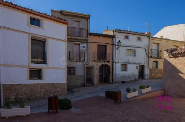 Casa independiente para reformar con almacén en Alconchel de