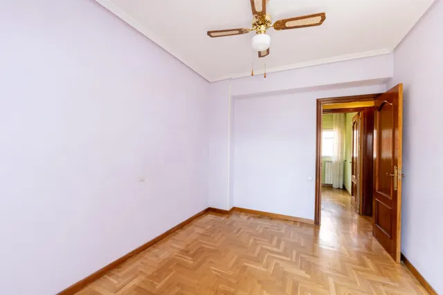 Piso amplio con 4 habitaciones y luminoso con terraza en zona tranquila y ajardinada. — 9