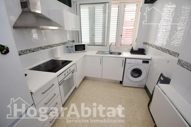 Atractivo chalet amplio con piscina privada, garaje y terraza, todo amueblado y cerca de la playa. — 9