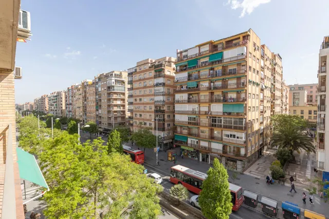Piso con terraza y gran potencial junto a Camino de Ronda — 42