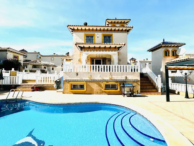 Villa independiente con piscina privada en Villamartin Golf - foto 2