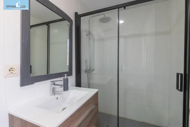 Casa independiente con piscina en La Zubia. — 31