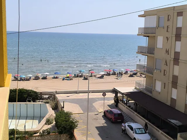 APARTAMENTO EN PRIMERA LINEA DE LA PLAYA DE BELLREGUARD (VAL
