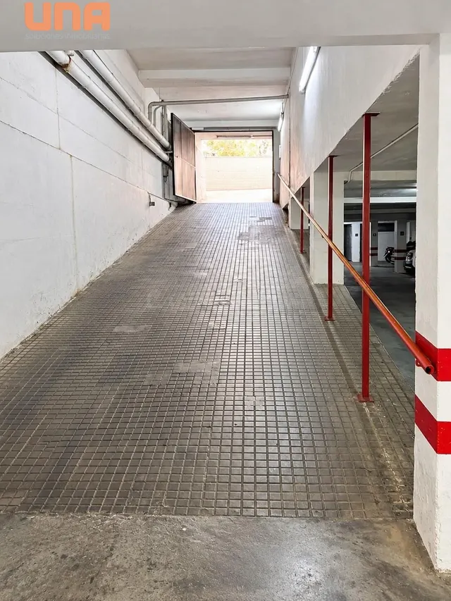 Se vende Plaza de garaje ( para coche y 2 motos) en Santa Rosa (Los Arboles) — 3