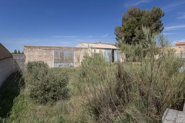 ESTUPENDO SOLAR URBANO CON NAVE EN PEDRO MARTÍNEZ — 19