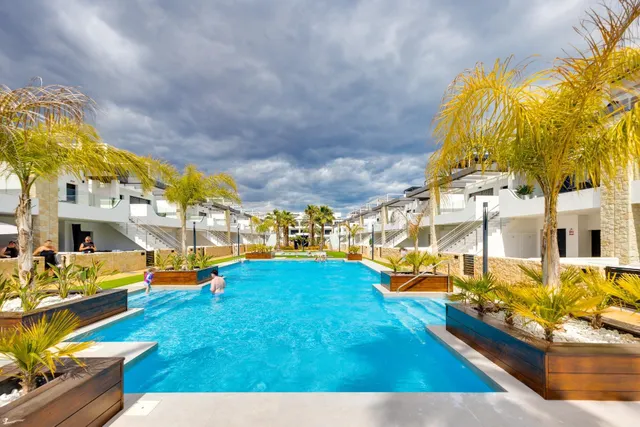 PRECIOSO BUNGALOW PLANTA ALTA CON SOLÁRIUM, TERRAZA, PISCINA - foto 2