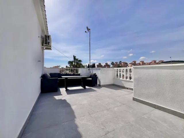 Villa de 5 dormitorios y 4 baños en San Miguel de Salinas (Alicante) — 49