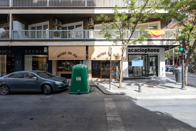 Oportunidad de negocio por jubilación. Se vende local con negocio instalado y funcionado. Ancha de Gracia. — 2